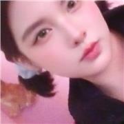 Profesora de guitarra imparte clases a niños de todas las edades